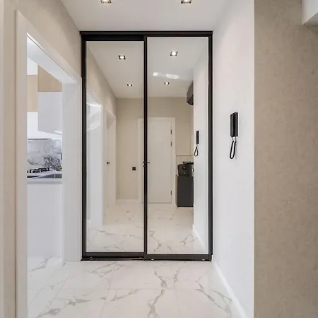 сучасна з панорамним видом у львові Lvov